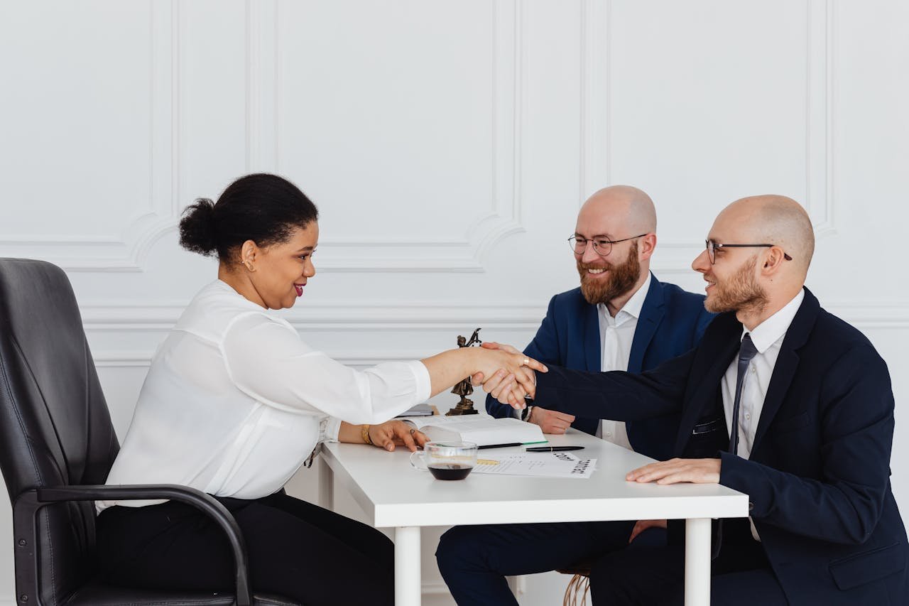 Firmando el contrato